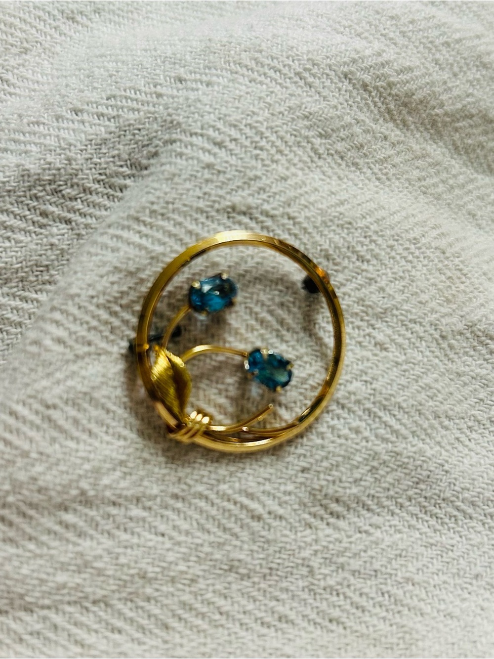 14 k Gold Round Brooch with London Blue Topaz Accent stones - Picture 5 of 5